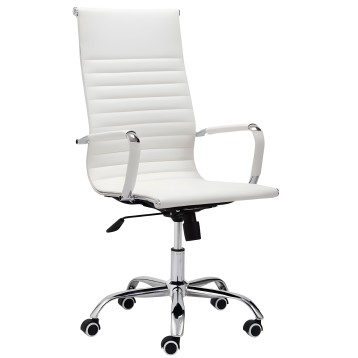 Silla de oficina ejecutiva blanca con respaldo acolchado y brazos cromados sobre base giratoria con ruedas