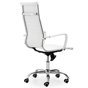 Silla de oficina ejecutiva blanca con respaldo alto y estructura cromada sobre ruedas pivotantes