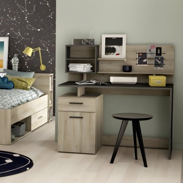 Escritorio modular en tonos naturales y negro con estantería mural integrada y cajonera de madera en dormitorio juvenil