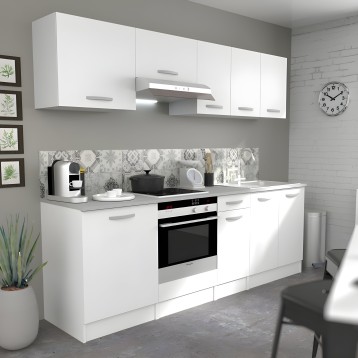 Cocina integral blanca con muebles superiores e inferiores y encimera gris con horno integrado