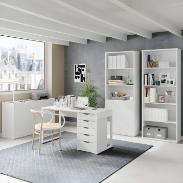 Ambiente de oficina en casa con escritorio blanco y cajones y estanterías altas blancas de almacenamiento