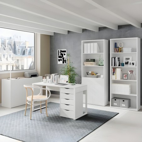 Ambiente de oficina en casa con escritorio blanco y cajones y estanterías altas blancas de almacenamiento