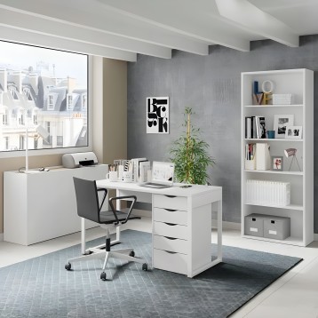 Estantería blanca de madera con 5 compartimentos abiertos en ambiente de oficina moderna