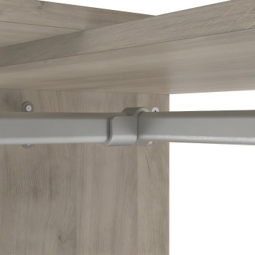 Detalle de barra de aluminio plateado y soporte de madera clara en mueble modular