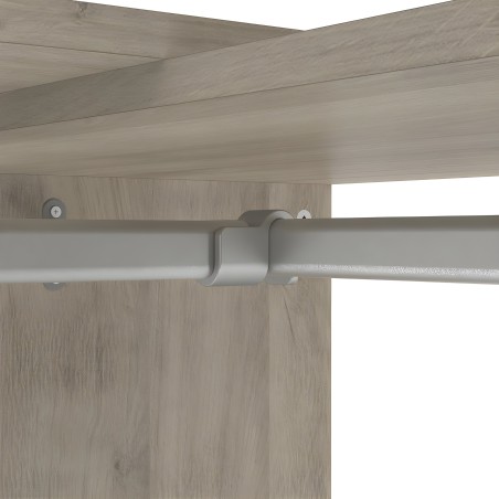 Detalle de barra de aluminio plateado y soporte de madera clara en mueble modular