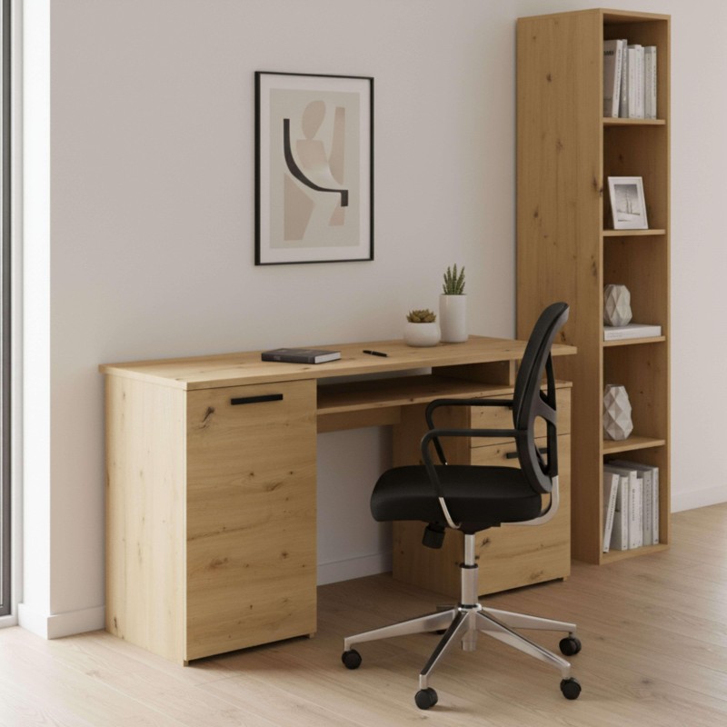 Escritorio de madera clara con cajón y silla negra en ambiente de oficina y estantería de almacenamiento