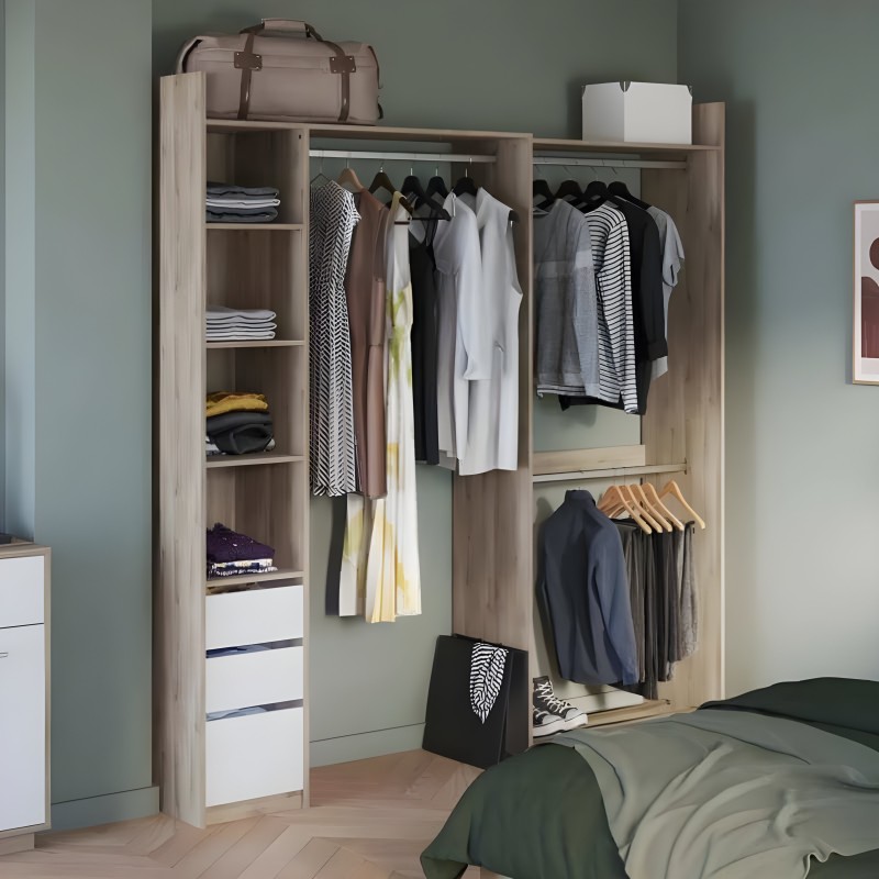 Armario abierto en madera clara con barras de colgar y estantes para ropa y accesorios en ambiente de dormitorio