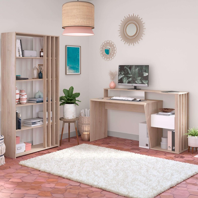 Ambiente de oficina en casa con escritorio y estantería de madera clara y detalles en blanco y rosa