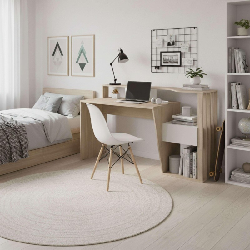 Dormitorio con escritorio de madera clara y silla blanca en ambiente de trabajo y descanso