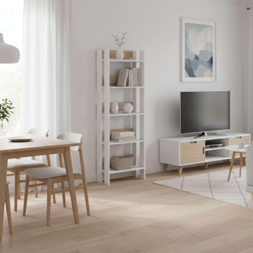 Salón nórdico con estantería blanca abierta y mueble TV blanco con frentes en madera natural