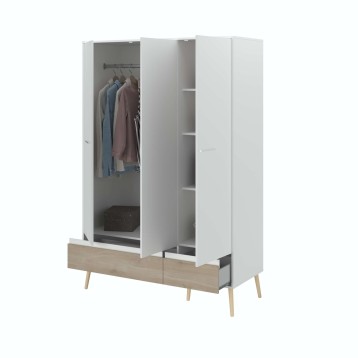 Armario blanco y madera con puertas correderas y estantes abiertos mostrando interior con barra para colgar ropa
