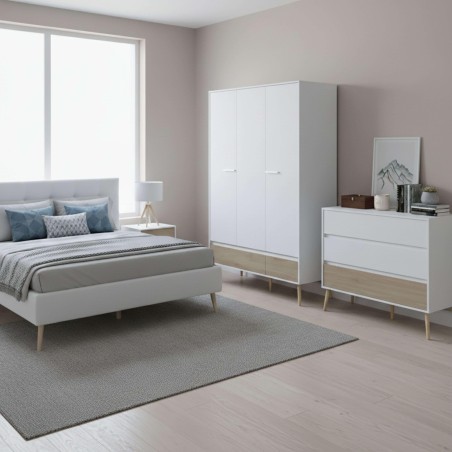 Dormitorio completo con cama tapizada gris y patas de madera y armario blanco con base de madera y puertas correderas