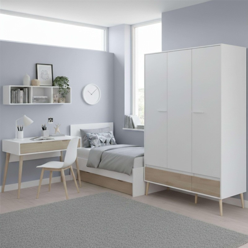 Armario blanco de puertas correderas con detalles en madera natural en dormitorio infantil moderno