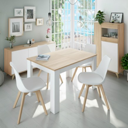 Comedor moderno con mesa rectangular en madera y blanco y sillas blancas con patas de madera en ambiente luminoso