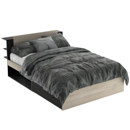 Cama matrimonial con estructura negra y madera clara equipada con cabecero tapizado en beige y ropa de cama gris con estampado d