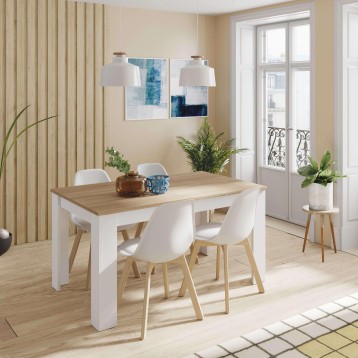 Comedor con mesa rectangular base blanca y tablero madera clara junto a sillas blancas y patas naturales en ambiente luminoso