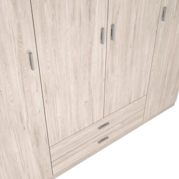 Armario de madera color roble claro con puertas y cajones con tiradores metálicos vista en ángulo