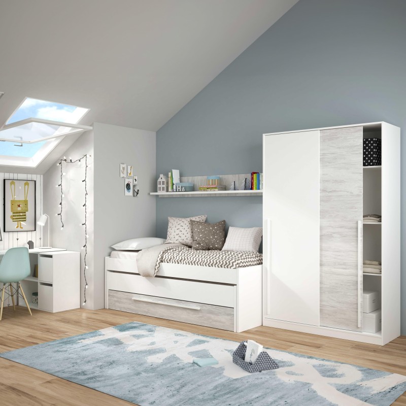 Dormitorio infantil con cama nido blanca y madera y armario corredera blanco en habitación abuhardillada