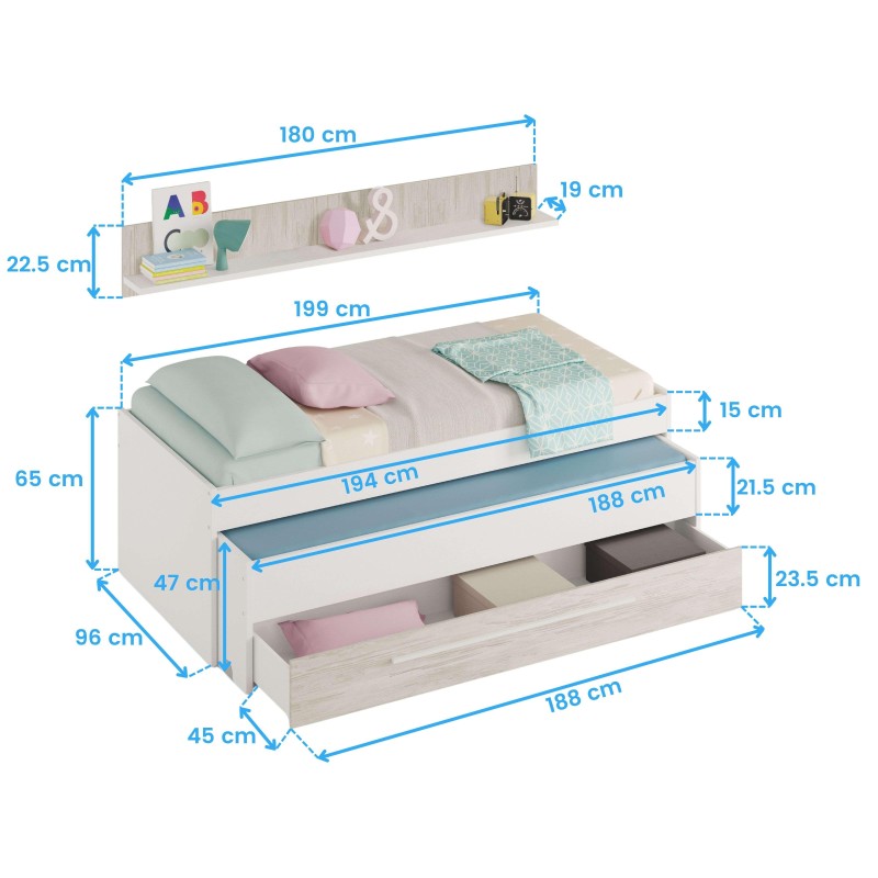 Cama infantil nido de madera clara con cajón inferior y estante mural con accesorios decorativos