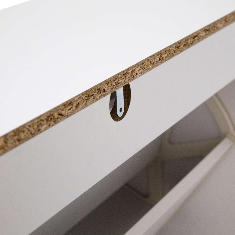 Detalle de tirador metálico en estante blanco con canto de madera aglomerada y hueco interior