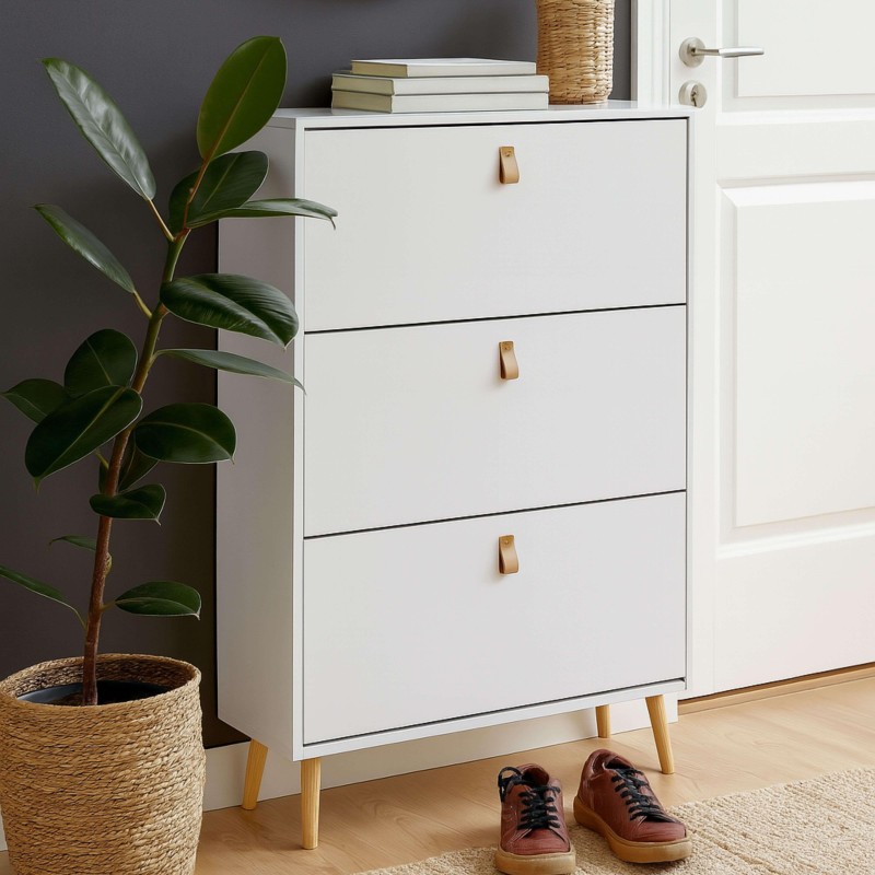 Cómoda blanca con tres cajones y tiradores de madera en ambiente de dormitorio junto a planta y puerta