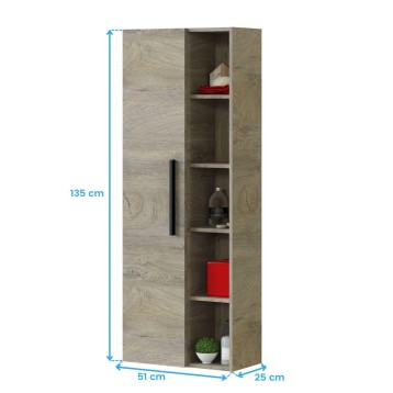 Armario alto en madera clara con puerta y estantes abiertos que contienen objetos decorativos y de almacenaje