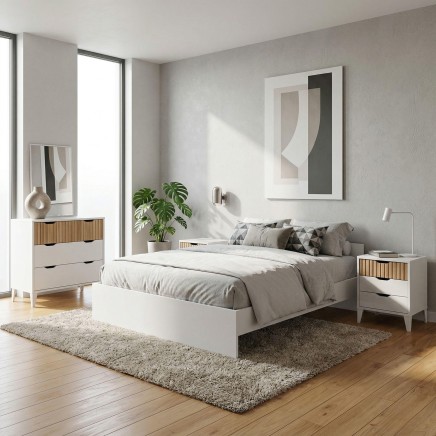 Cama con estructura blanca y detalles de madera natural en dormitorio moderno minimalista