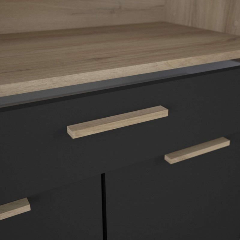 Mueble modular con tapa de madera clara y cuerpo negro con tiradores de madera natural