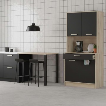 Cocina modular con muebles negros y madera natural incluyendo alacena y barra con taburetes