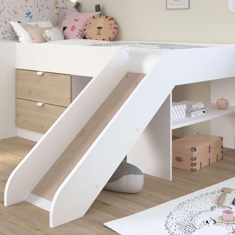 Cama infantil blanca y madera con escalera integrada y almacenamiento en estantes laterales