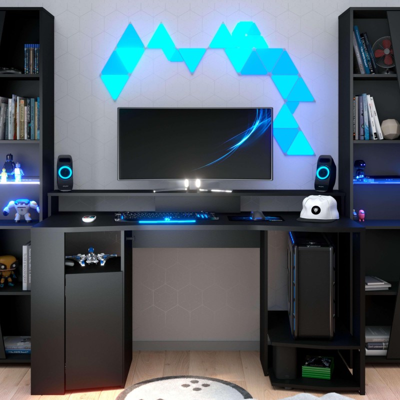 Escritorio gaming negro con estantería integrada y luces LED azul cyan en ambiente de sala
