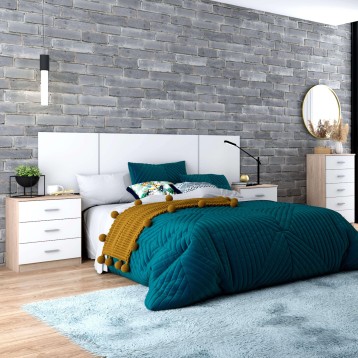 Cama con cabecero acolchado blanco y ropa de cama azul petróleo en dormitorio con mesitas y pared de ladrillo gris