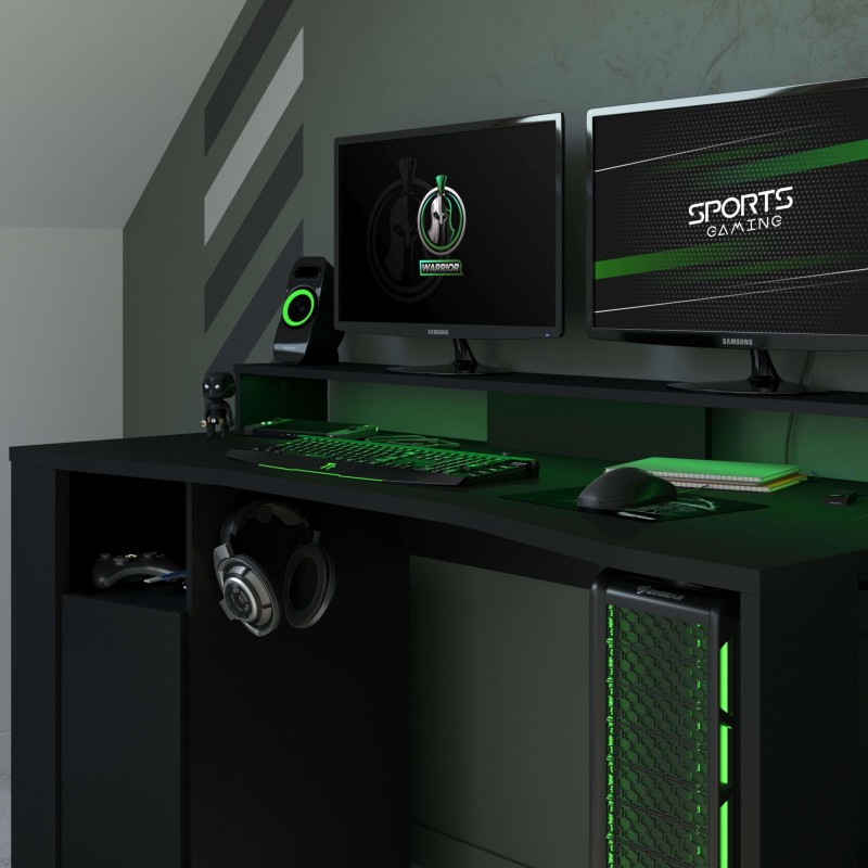 Escritorio gaming negro con sobre verde y estantería integrada en ambiente completo