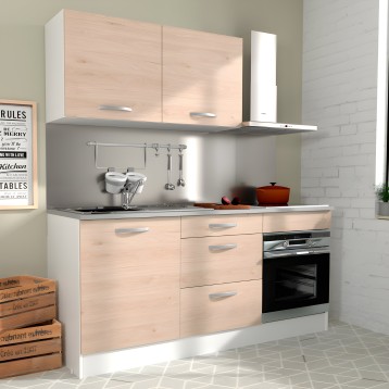 Cocina integral modular con frentes en madera clara y estructura blanca y encimera gris