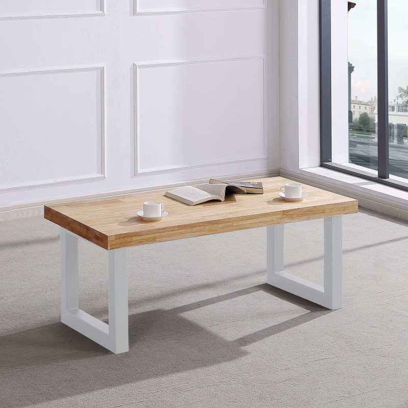Mesa de centro con tablero de madera clara y patas blancas en ambiente luminoso junto a ventana