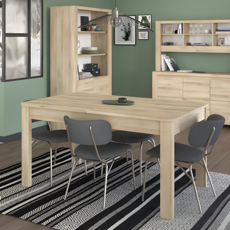 Mesa de comedor rectangular madera clara con sillas grises en ambiente de salón moderno