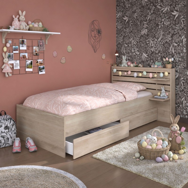 Cama infantil de madera clara con cabecero con repisas y cajones de almacenamiento en dormitorio rosa
