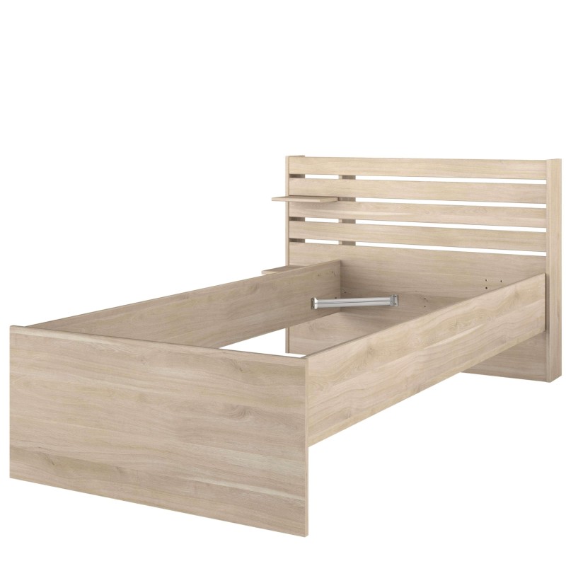 Cama individual de madera clara con respaldo de listones horizontales y estante lateral integrado