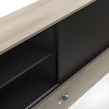 Cama individual con tablero superior en madera clara y frente negro con puertas correderas y herraje metálico