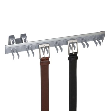 Perchero de pared en aluminio gris con múltiples ganchos y dos cinturones colgados en marrón y negro