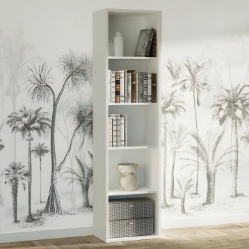 Estantería blanca vertical con cinco compartimentos abiertos para libros y decoración en ambiente de salón