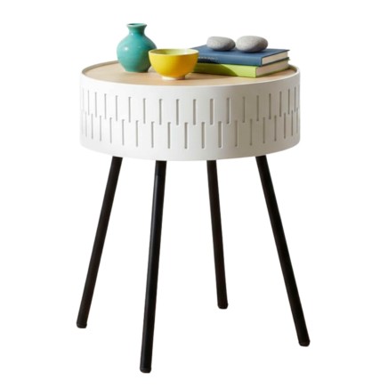 Mesa auxiliar redonda con sobre de madera natural y base blanca con detalles verticales y patas negras