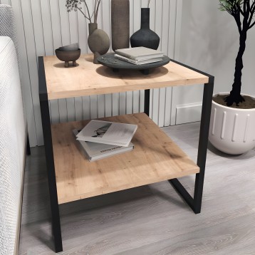 Mesa auxiliar de madera clara y estructura metálica negra con dos niveles y diseño industrial en ambiente de decoración moderna