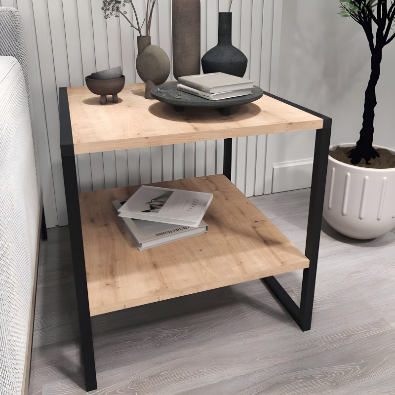 Mesa auxiliar de madera clara y estructura metálica negra con dos niveles y diseño industrial en ambiente de decoración moderna