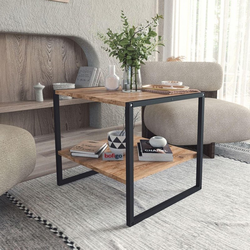 Mesa auxiliar con estructura metálica negra y tableros de madera con estante inferior en ambiente de sala