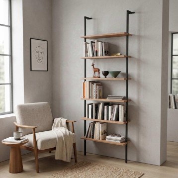 Estantería modular de pared con estructura negra y estantes de madera clara con múltiples niveles para libros y decoración
