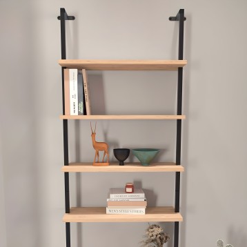 Estantería mural de madera clara y estructura negra con cinco baldas para almacenaje y decoración