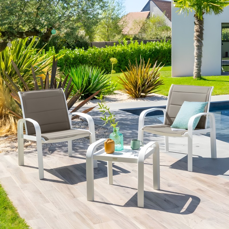 Conjunto de jardín con dos sillones de aluminio blanco y asiento gris oscuro y mesita baja en terraza