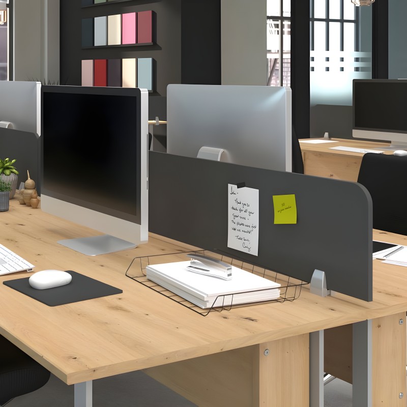 Divisor de escritorio negro con panel de corcho y notas adhesivas en ambiente de oficina