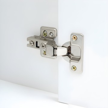 Bisagra metálica plateada para puertas de mueble con cierre suave y tornillería visible